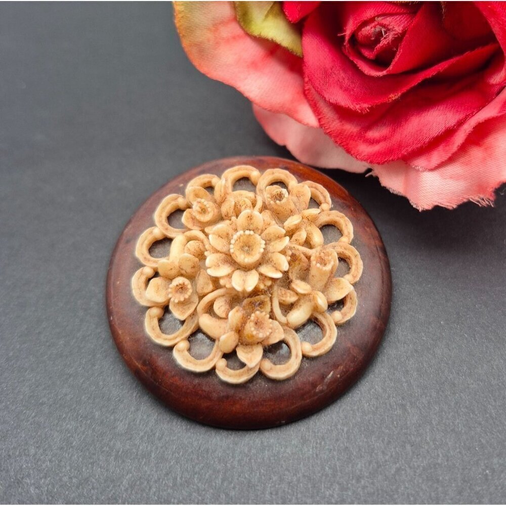 Vintage 1960s Wood & Carved Resin Retro Flower Brooch Pin Oval 1.75"